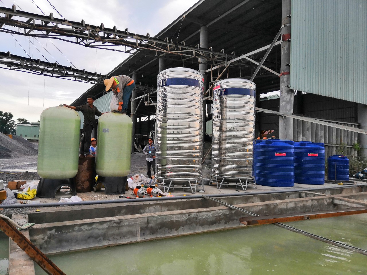 Lắp đặt phần cột lọc áp lực trong hệ thống xử lý nước thải
